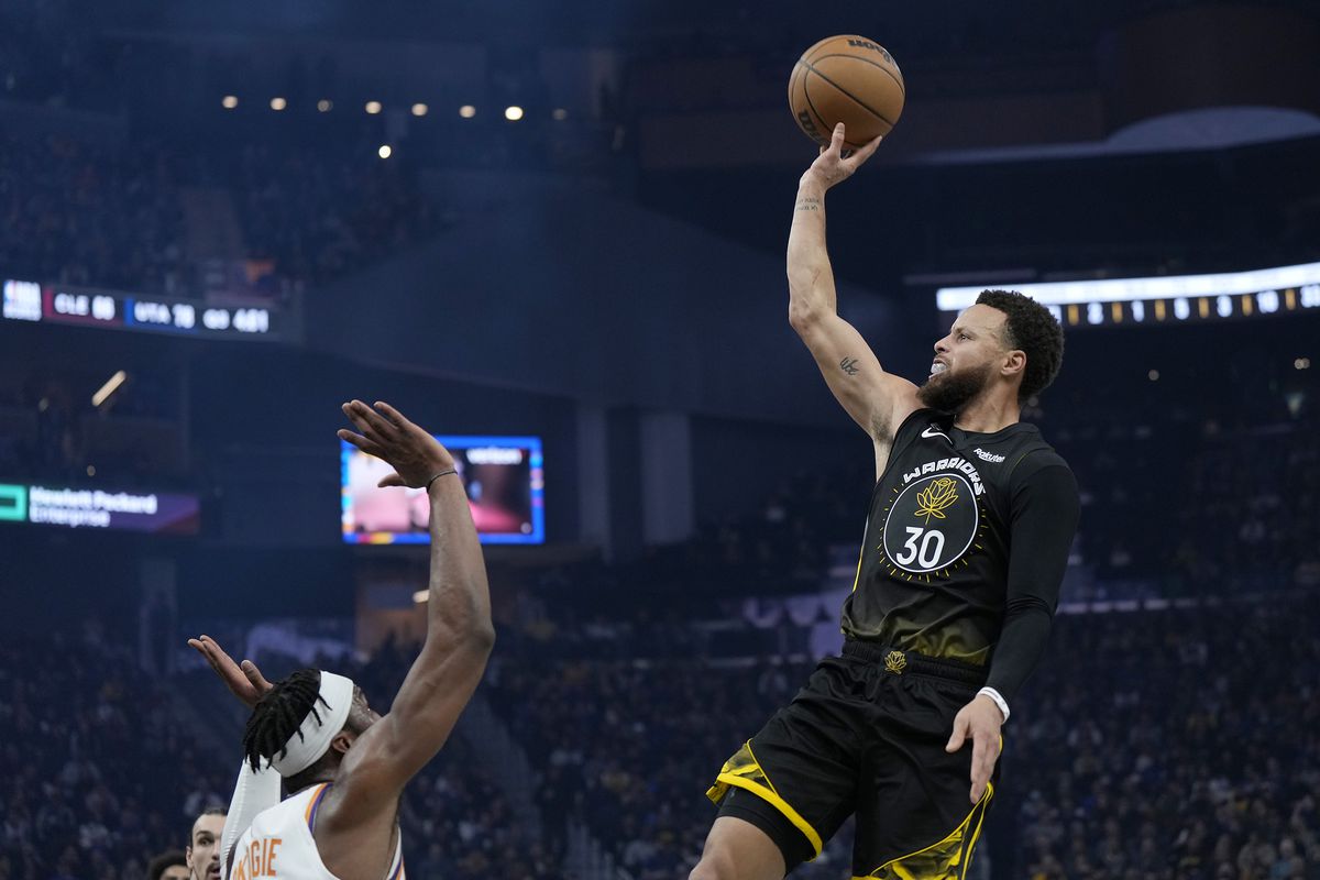 Steph Curry shooting a floater over Josh Okogie