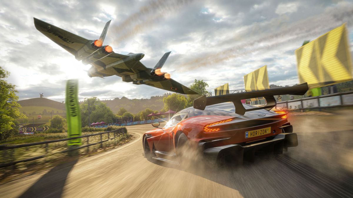 Forza Horizon 4 - fighter flying over drifting car
