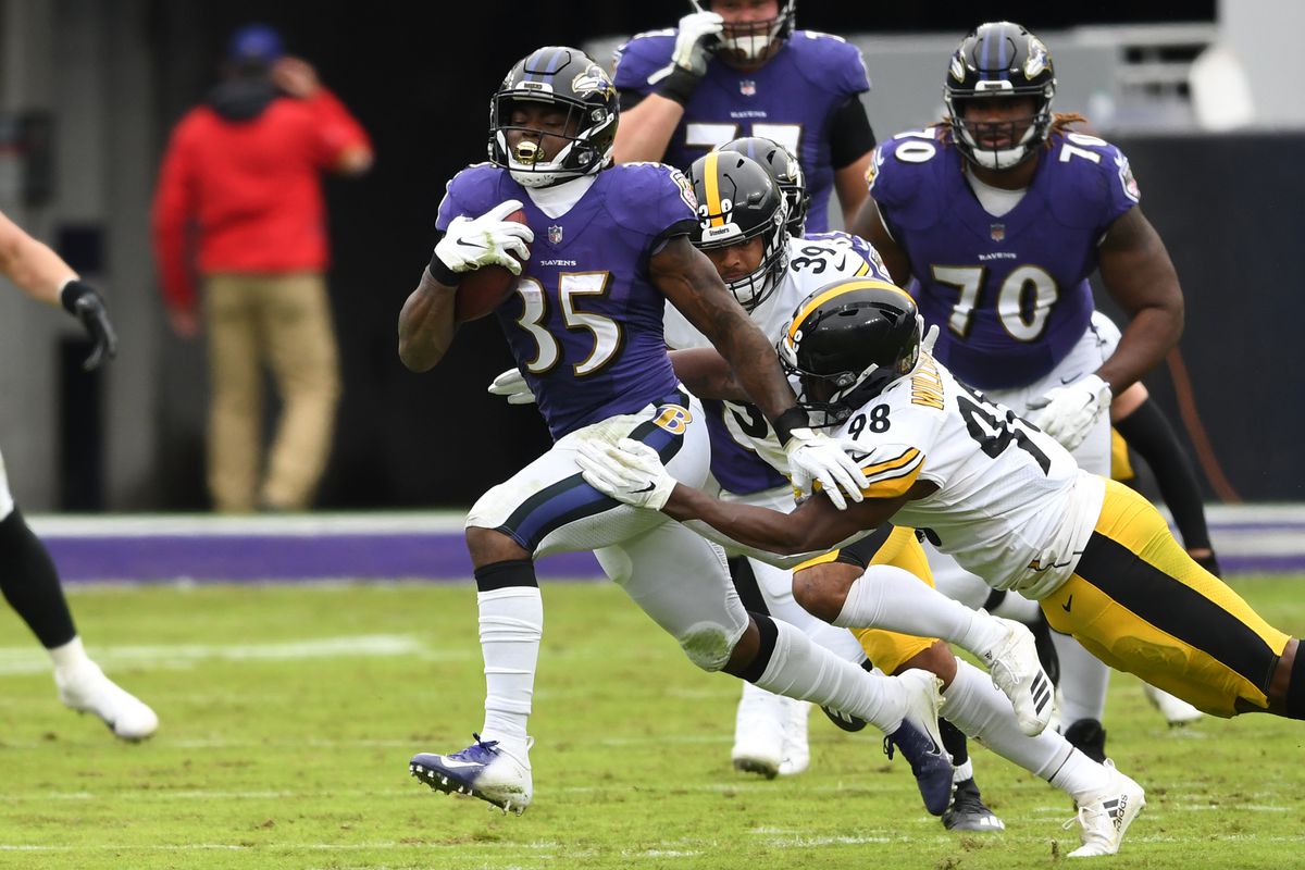 Baltimore Ravens running back Gus Edwards (35) runs with the ball against the Pittsburgh Steelers in the second quarter at M&amp;amp;T Bank Stadium.