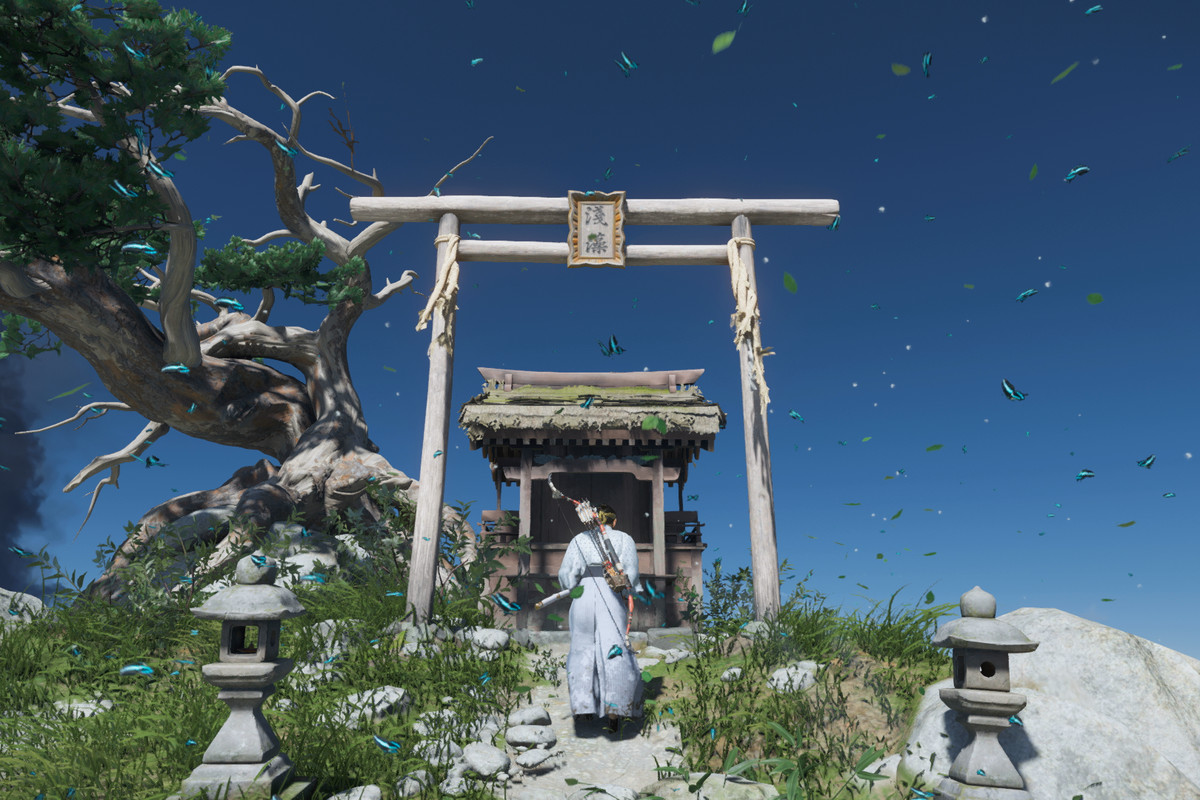 The main character of Ghost of Tsushima stands in front of a Shinto Shrine