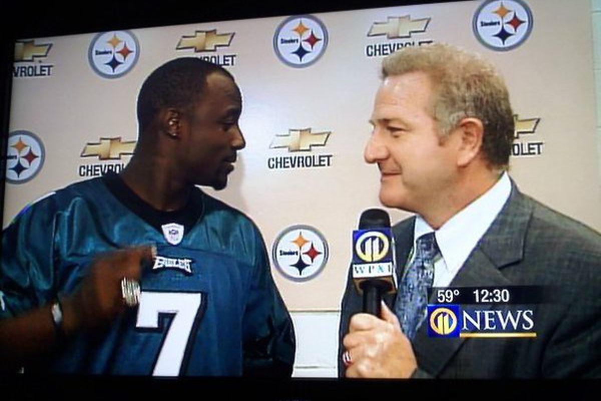 That's not Mike Vick<a href="http://www.961kiss.com/pages/morningfreakshow.html?an=Santonio-in-a-Vick-Eagles-jersey" target="new"> in that Eagles' #7...</a>