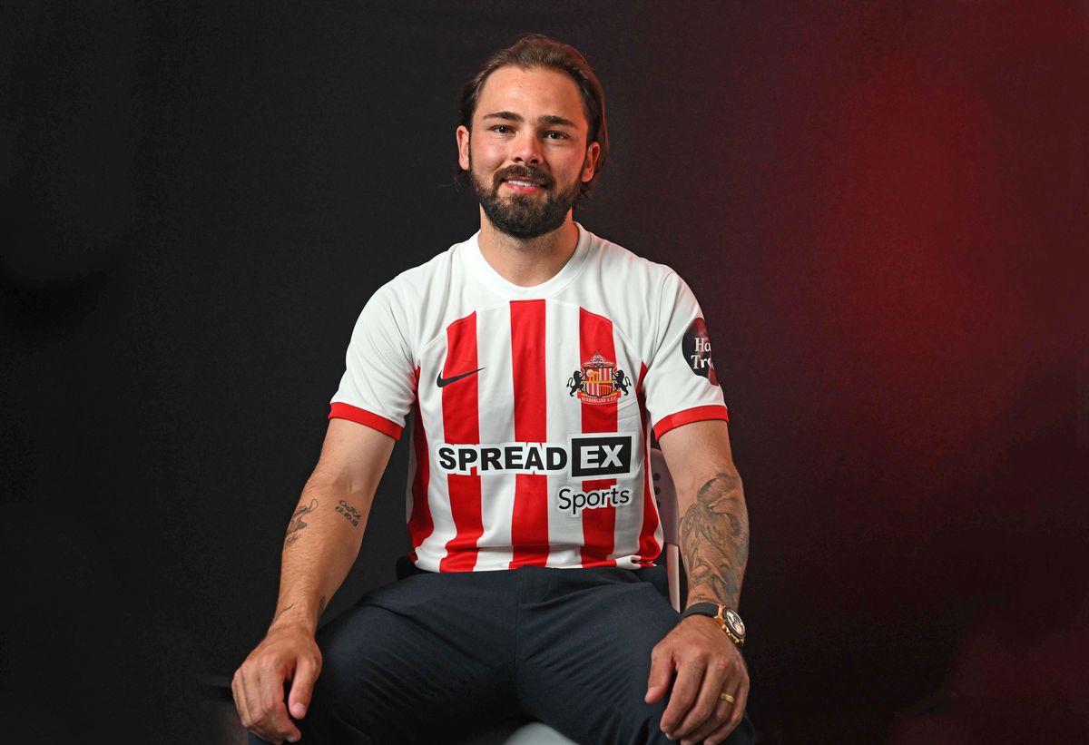 Sunderland Unveil New Signing Bradley Dack