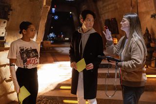 Leslye Headland, Amandla Stenberg, dan Lee Jung-Jae berdiri di atas set Star Wars: The Acolyte