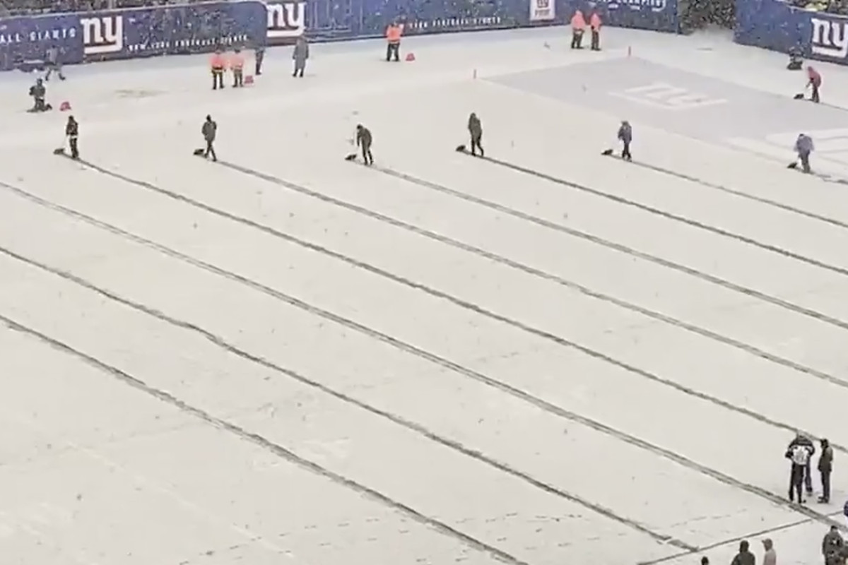 Snow plowing at Packers-Giants game