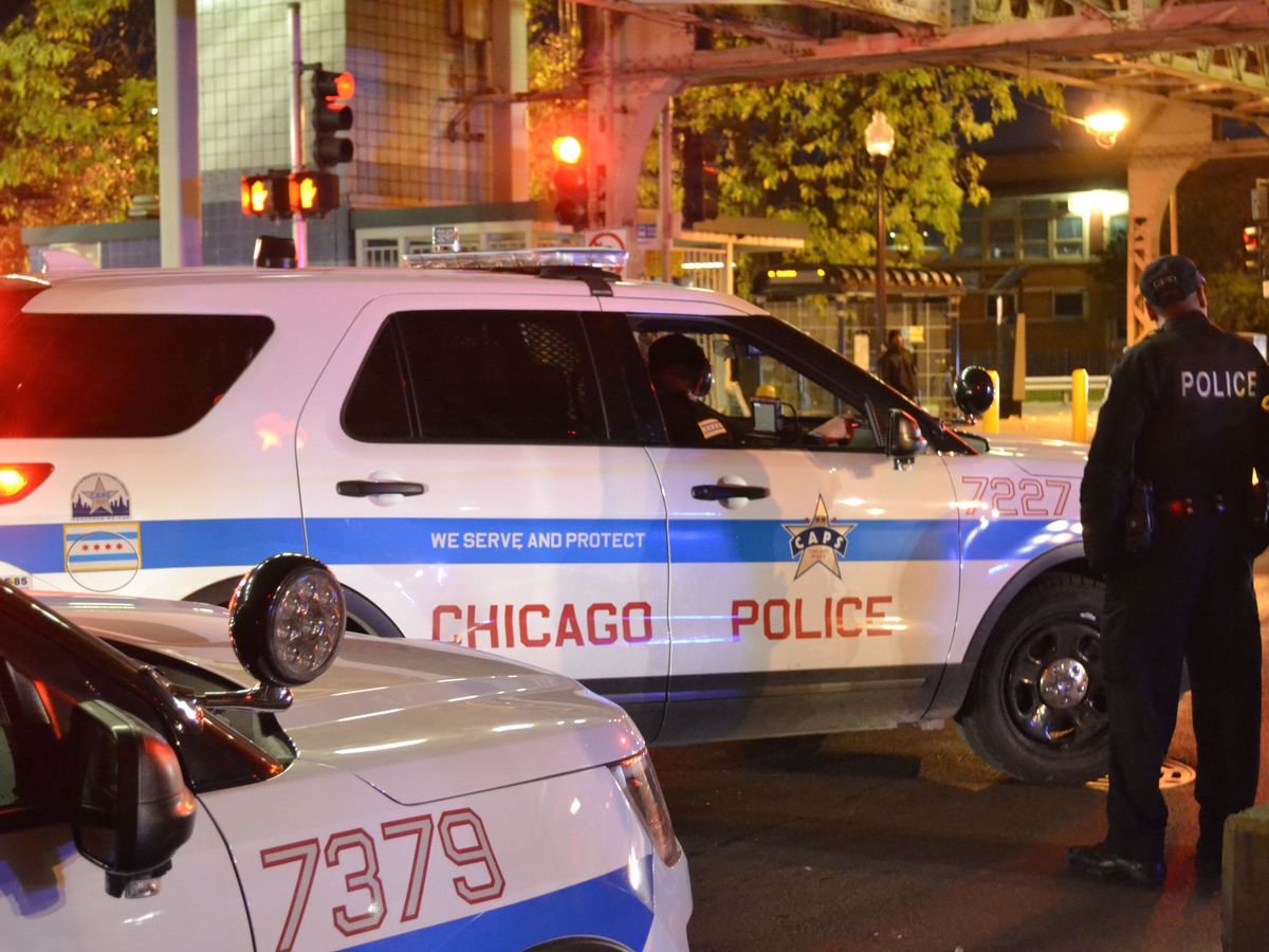 Police investigate a shooting about 11:30 p.m. Thursday, October 24, 2018 in the 6200 block of South King Drive in Chicago. | Justin Jackson/ Sun-Times