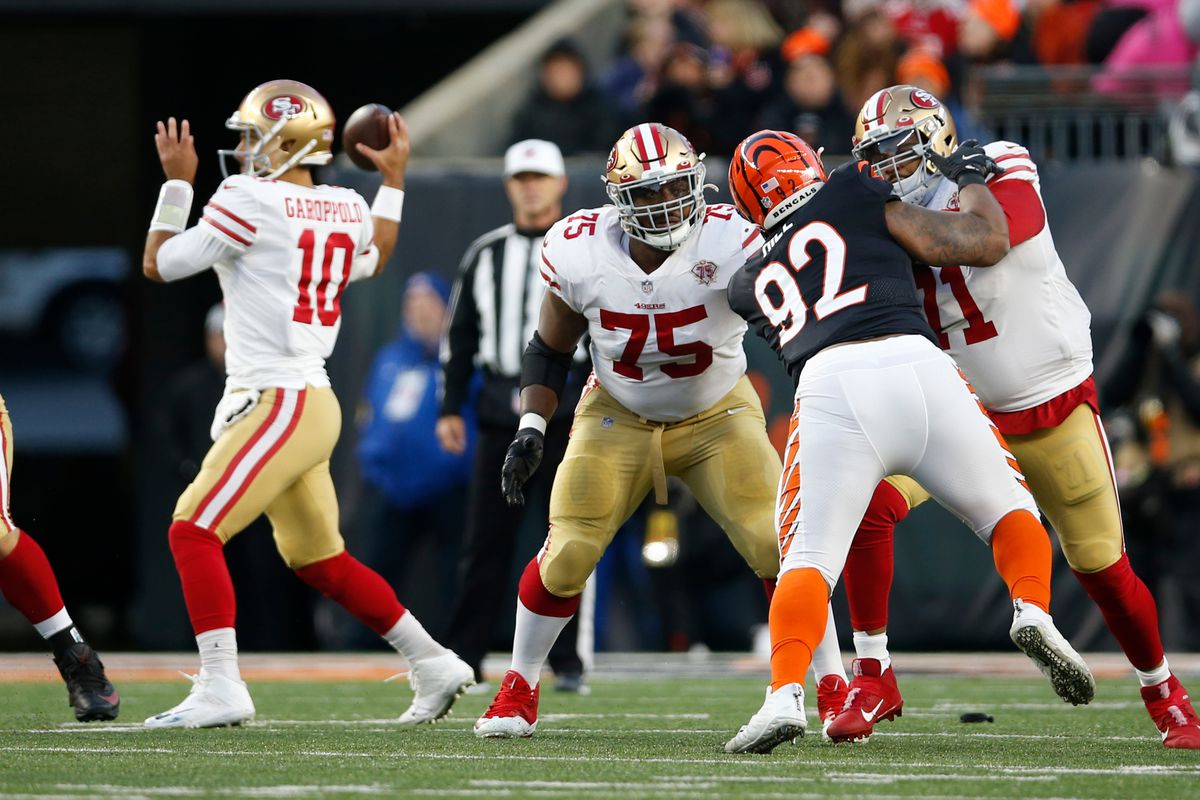 49ers linemen Trent Williams and Laken Tomlinson block Bengals pass rusher B.J. Hill while Jimmy Garoppolo throws a pass