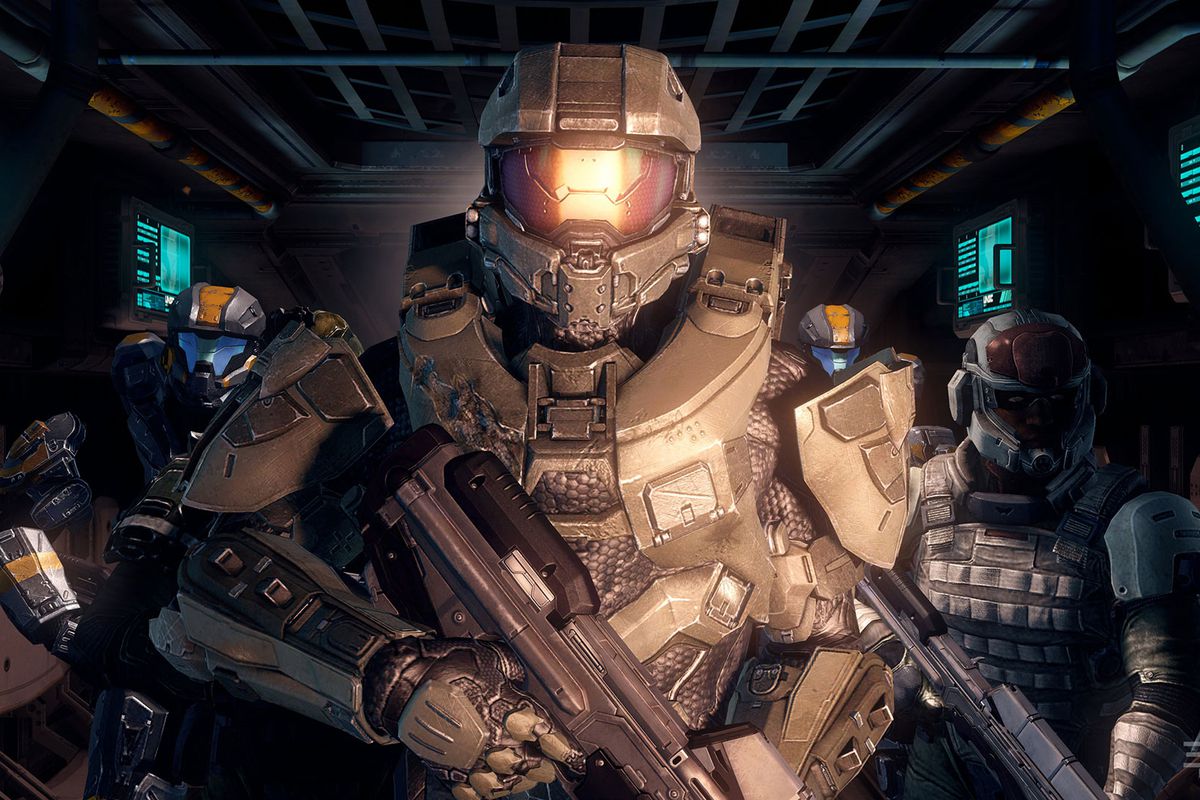 Master Chief and other Spartans in a hallway