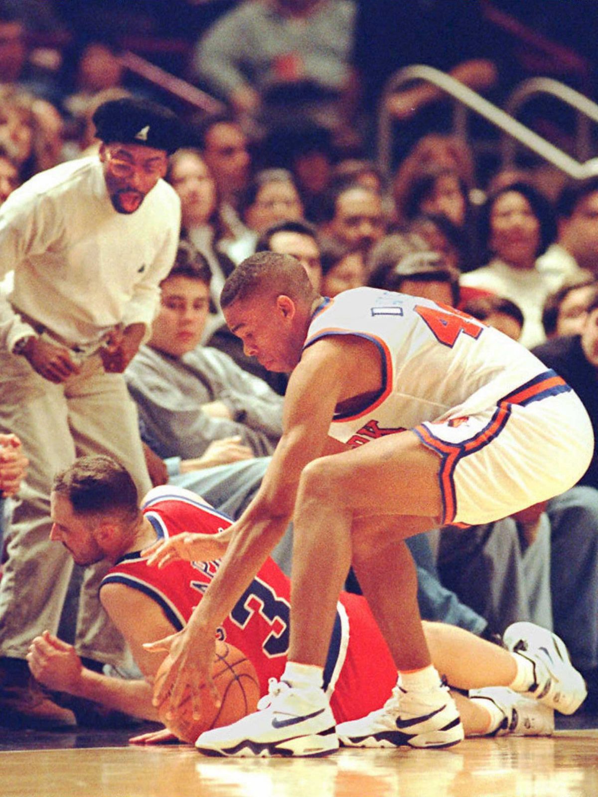 New York Knicks Hubert Davis (R) grabs the ball as