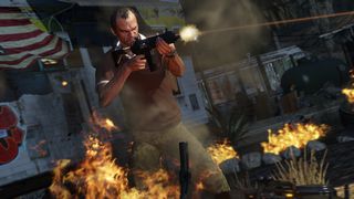 Grand Theft Auto 5 - Trevor disparando una ametralladora con llamas a su alrededor