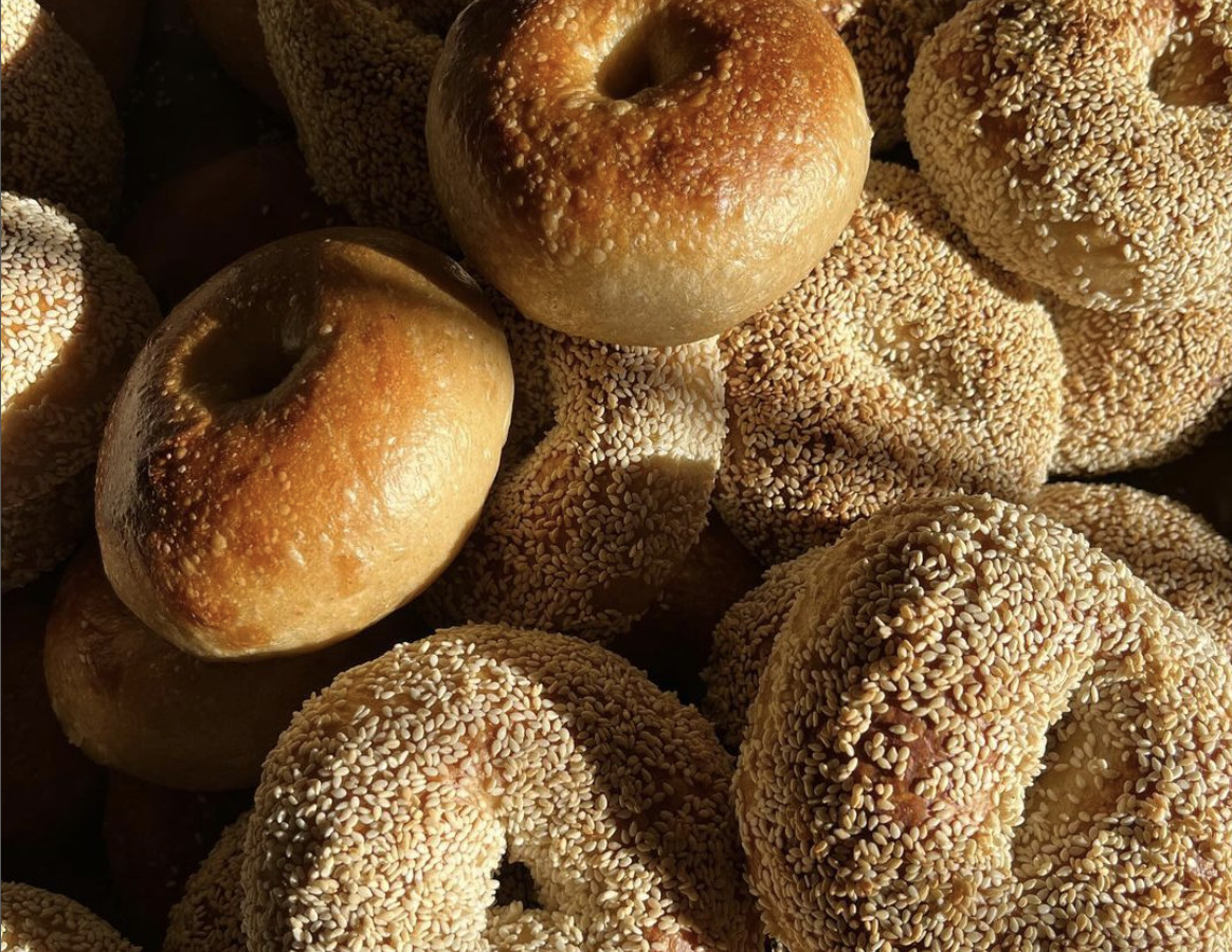 A pile of seeded bagels. 