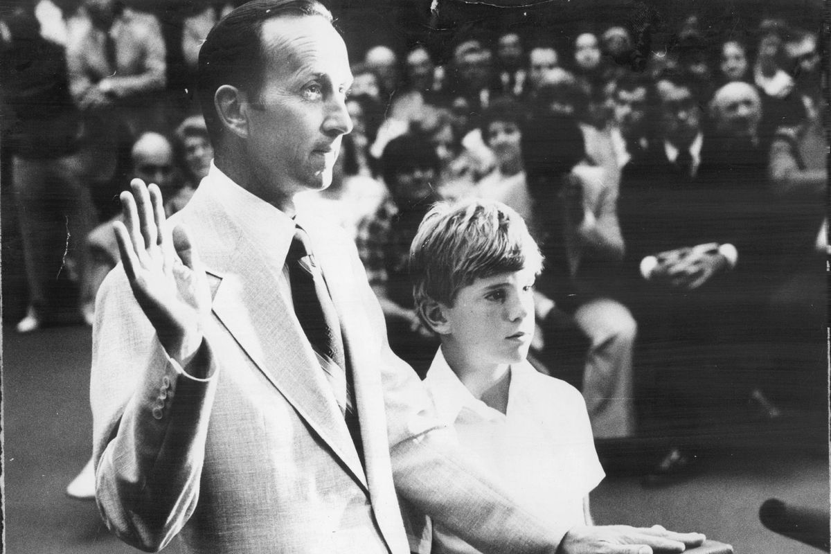 Thomas P. Sullivan is sworn in a Chicago’s U.S. attorney in 1977 as his 11-year-old son holds the Bible.