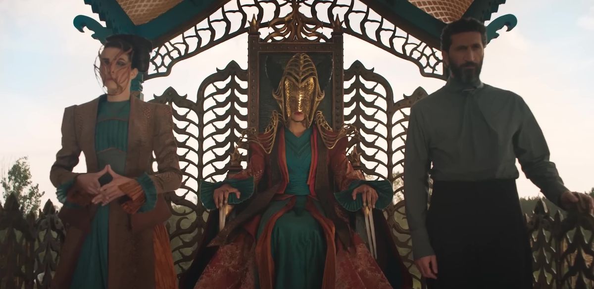 A screenshot of the Wheel of Time season 2 trailer which features the Seanchan ruler sitting on the throne with the Dark One at her side