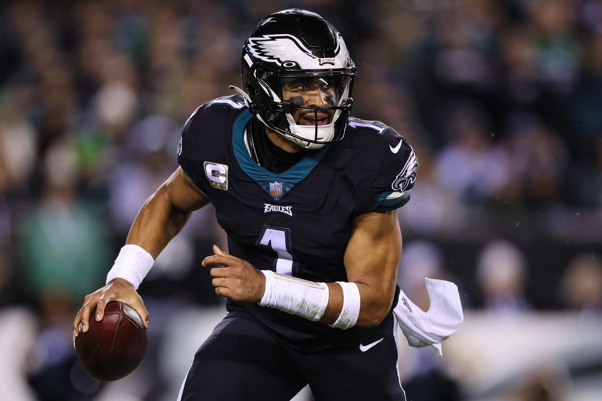 PHILADELPHIA, PA - NOVEMBER 27: Jalen Hurts #1 of the Philadelphia Eagles scrambles against the Green Bay Packers during the first half at Lincoln Financial Field on November 27, 2022 in Philadelphia, Pennsylvania.