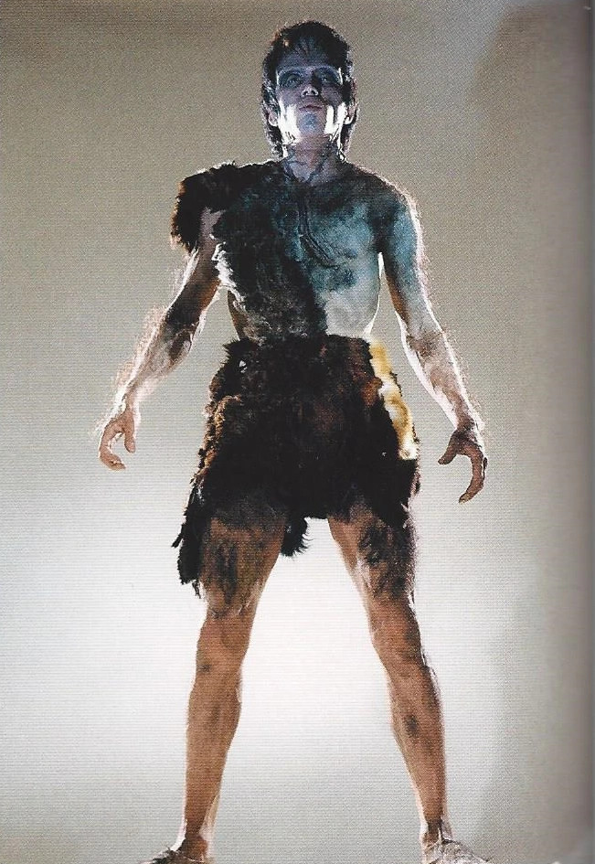 Une photographie de Frankenstein montre la créature torse nu debout et regardant au loin