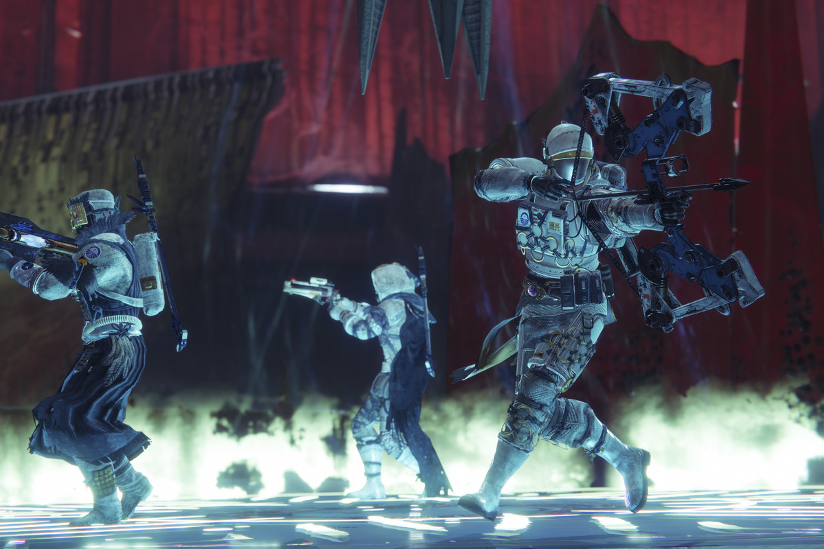 Destiny 2: Shadowkeep image of Guardians protecting a plate
