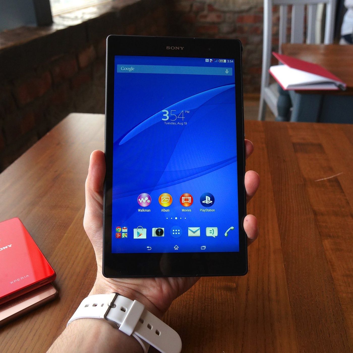 Hoogte Beeldhouwer verstoring A closer look at Sony's sleek new Xperia Z3 and Z3 Tablet Compact - The  Verge