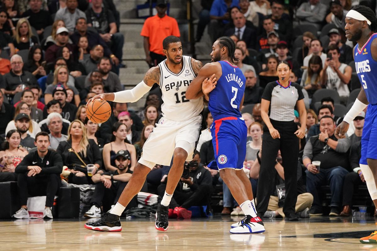San Antonio Spurs center LaMarcus Aldridge battles for position with LA Clippers forward Kawhi Leonard during the second half at the AT&amp;T Center.&nbsp;