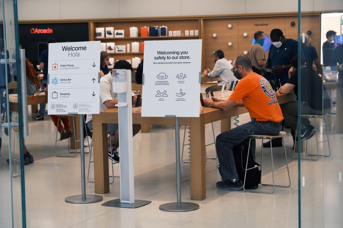 Apple Requires Masks Be Worn At Most Stores After New CDC Recommendations