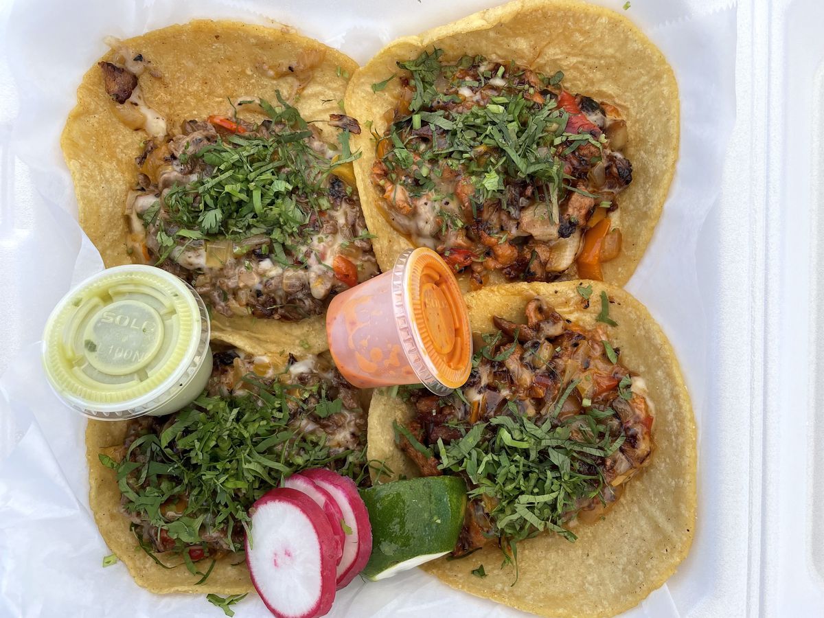 Tacos de alambre asada and pastor