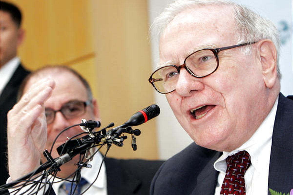 Warren Buffett fields questions Thursday at a news conference during his visit to South Korea. He expressed pessimism on the U.S. dollar. 