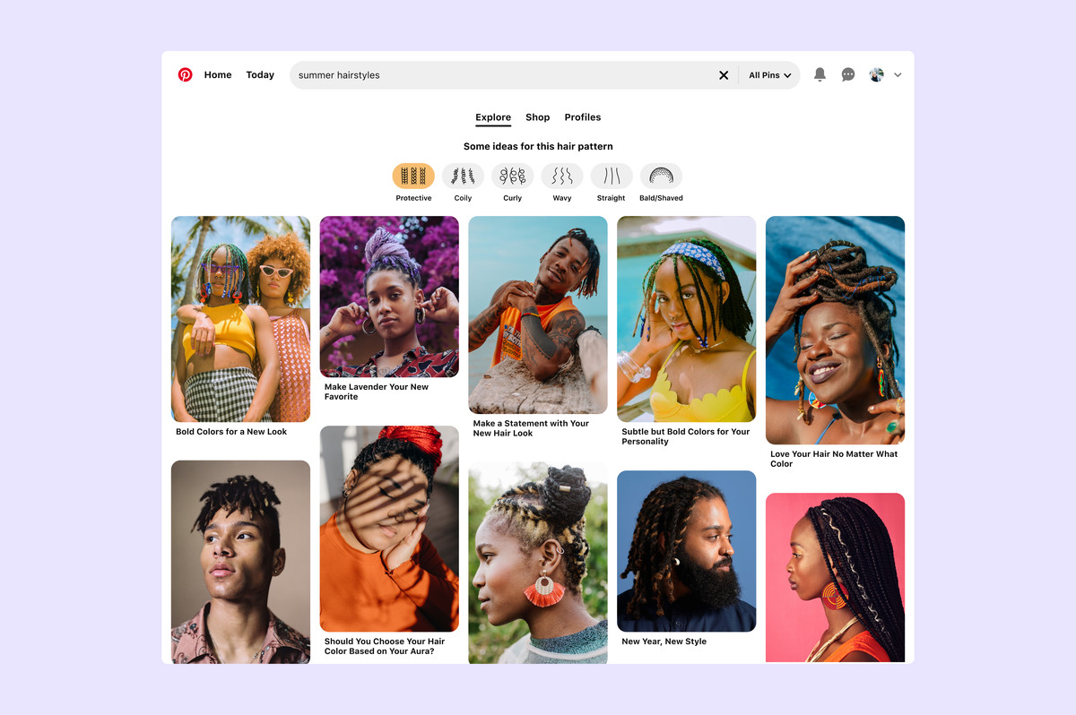 Екранна снимка на търсене в Pinterest за „летни прически“, показваща опции за филтриране за защитни, навиващи, къдрави, вълнообразни, прави и бръснене / плешив.  Избира се защитна, показваща различни щифтове на хора с плитки и обрати.