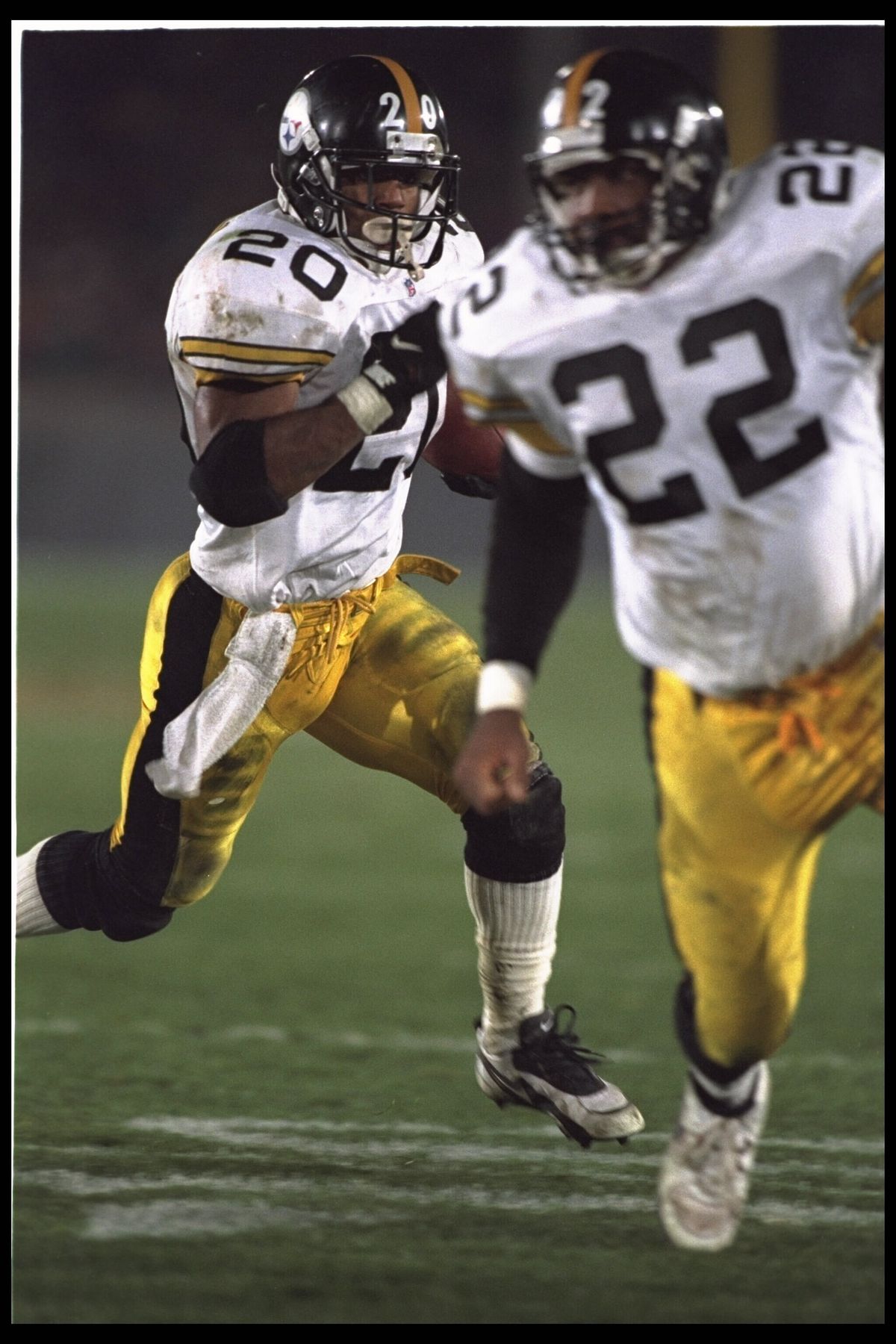 5 Nov 1995:  Running back Eric Pegram #20 of the Pittsburgh Steelers runs behind fullback John Willi