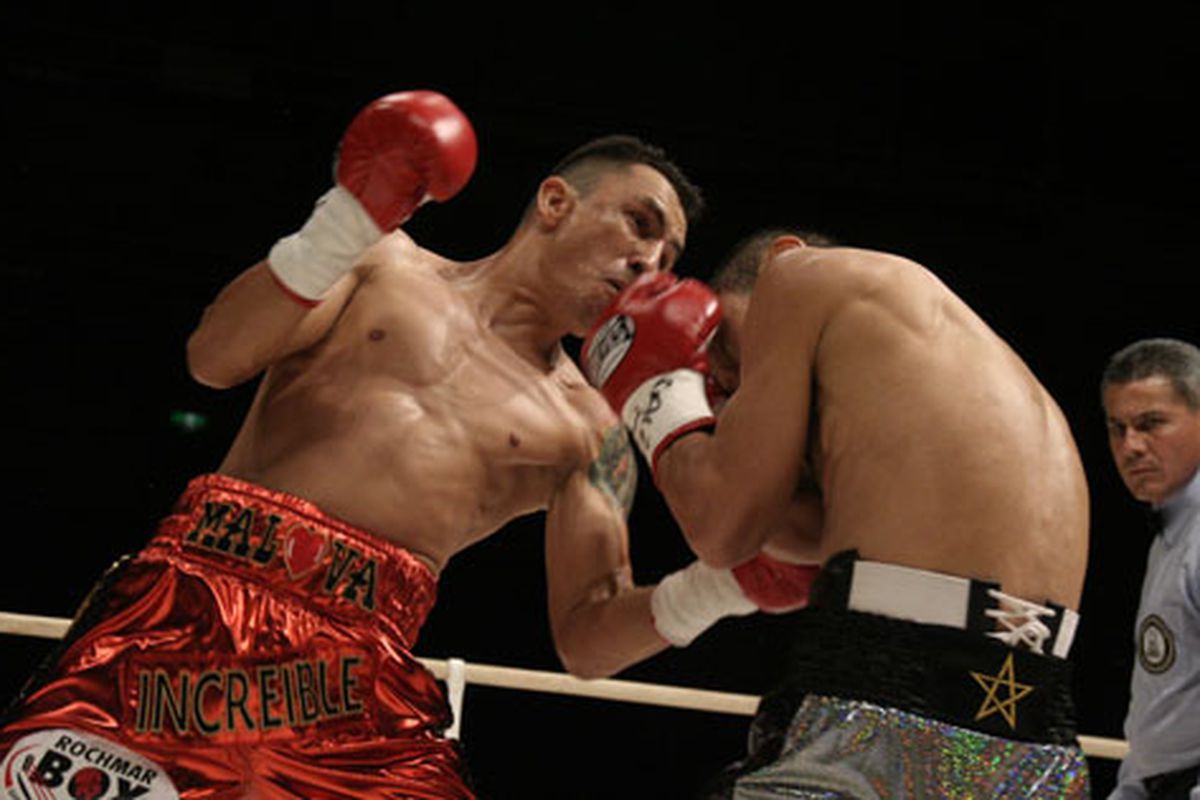 Cazares and Nashiro battled in a phone booth for 12 rounds en route to an entertaining decision win by Cazares.  Photo by Sumio Yamada, via <a href="http://wbanews.com/artman/uploads/1/Cazarezwinwba2.jpg">the World Boxing Association</a>.