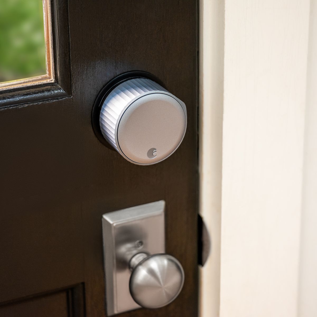 Августовский Wi-Fi Smart Lock установлен на коричневой двери