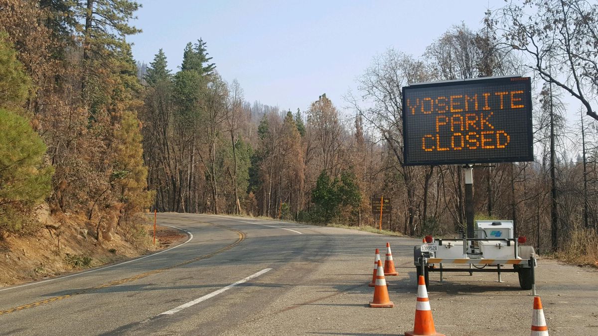 A sign by the roadside telling drivers that Yosemite is closed.