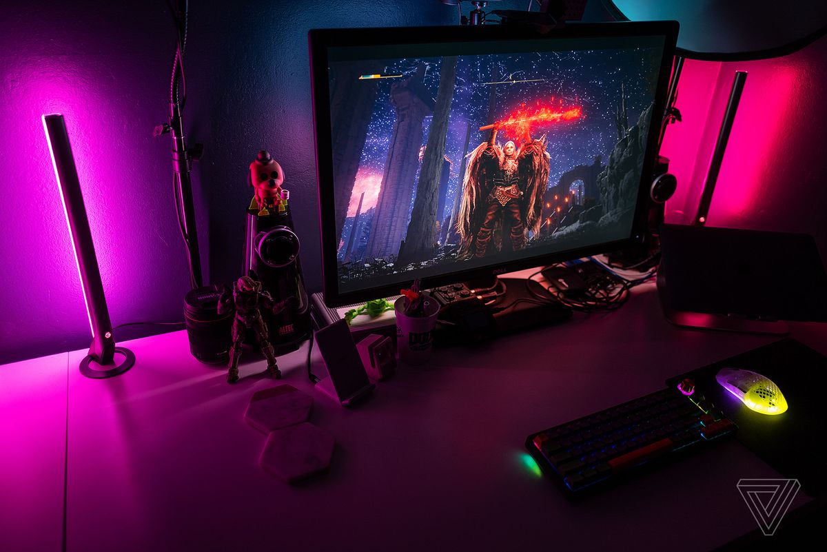 Der Govee DreamView G1 Pro leuchtet lila, blau und magenta, während Elden Ring auf dem Monitor gespielt wird.