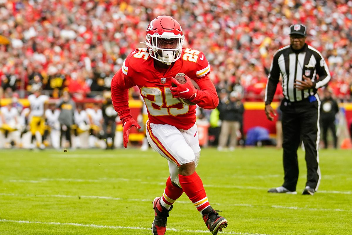 Kansas City Chiefs running back Clyde Edwards-Helaire (25) runs for a touchdown against the Pittsburgh Steelers during the first half at GEHA Field at Arrowhead Stadium.