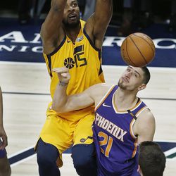 Utah Jazz forward Derrick Favors (15) dunks over Phoenix Suns center Alex Len (21) in Salt Lake City on Thursday, March 15, 2018.