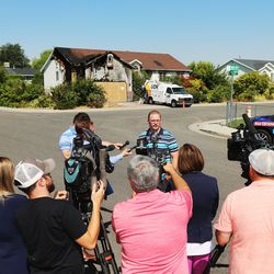 Newspaper deliveryman Matthew Hoagland talks about how he helped a West Valley woman out of her burning home on Tuesday, Aug. 1, 2017.