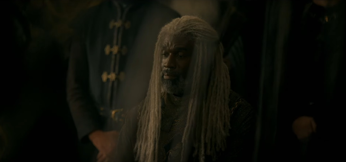 Steve'as Toussaintas kaip Corlys Valaryon filme „Drakono namai“.