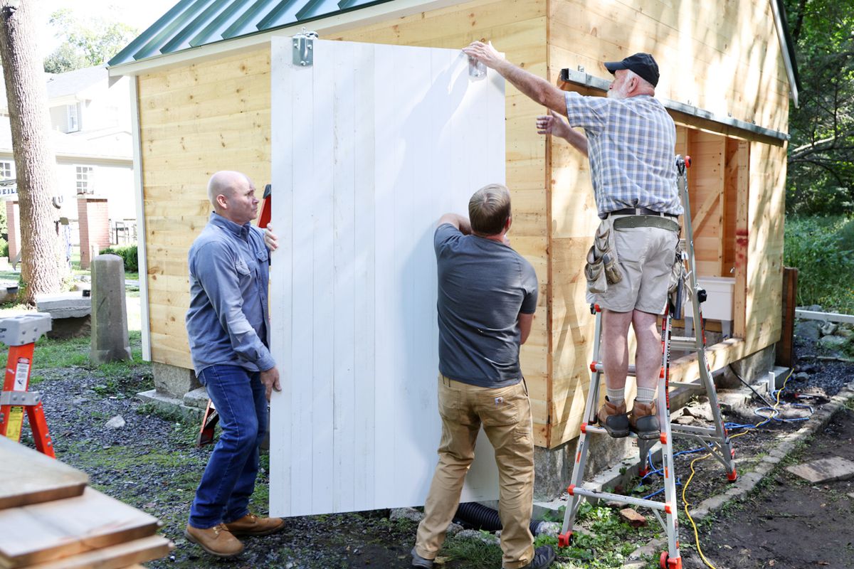 S20 E8, Nathan Gilbert, William Gilbert and Mark McCullough install a sliding barn door