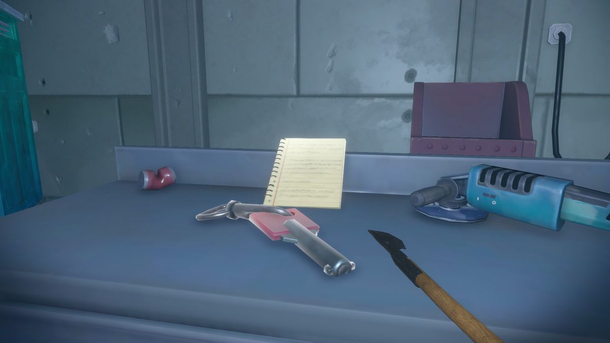 Bir anahtarın arkasındaki masada bir not