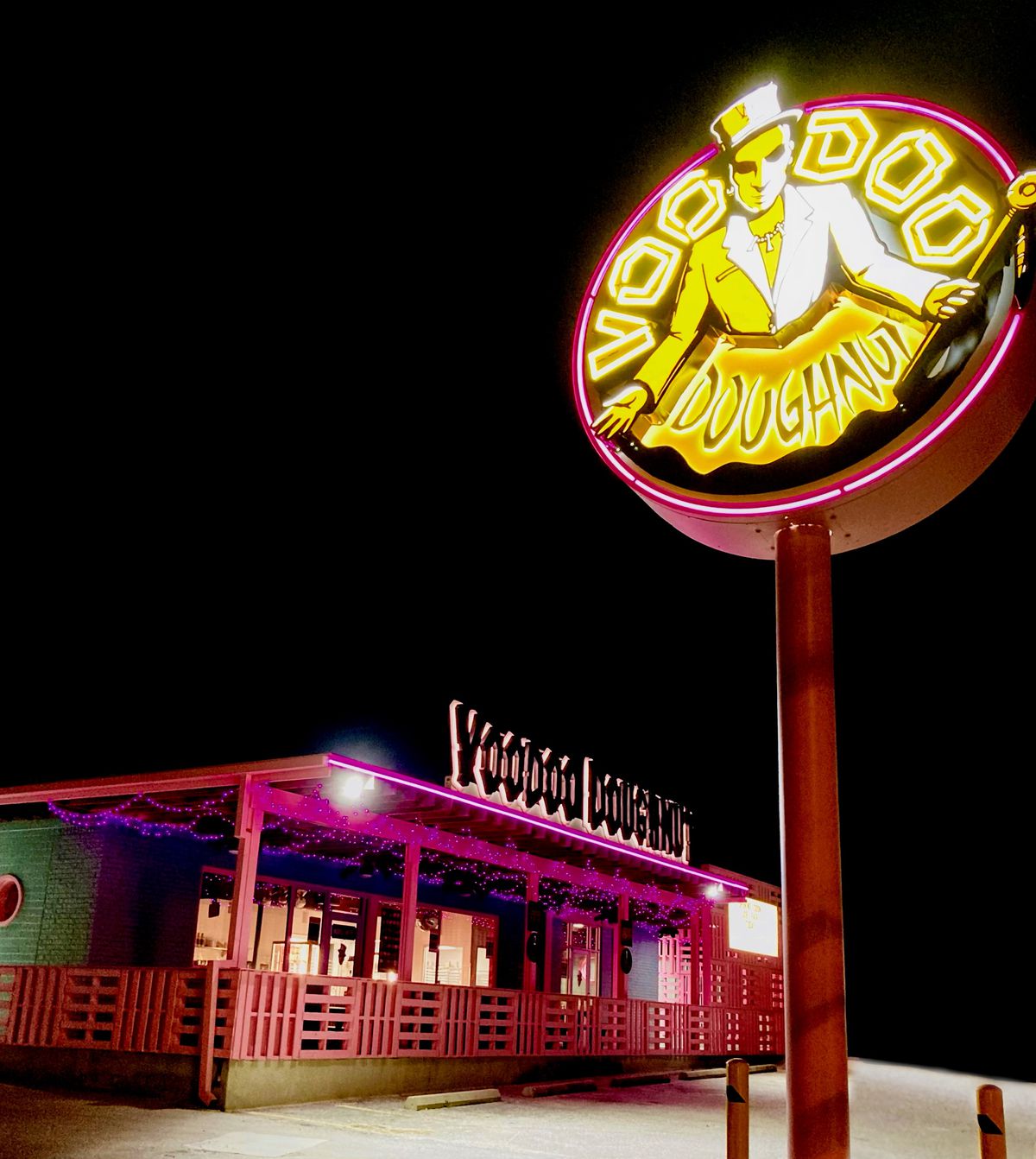 A restaurant with the sign Voodoo Dougnuts.