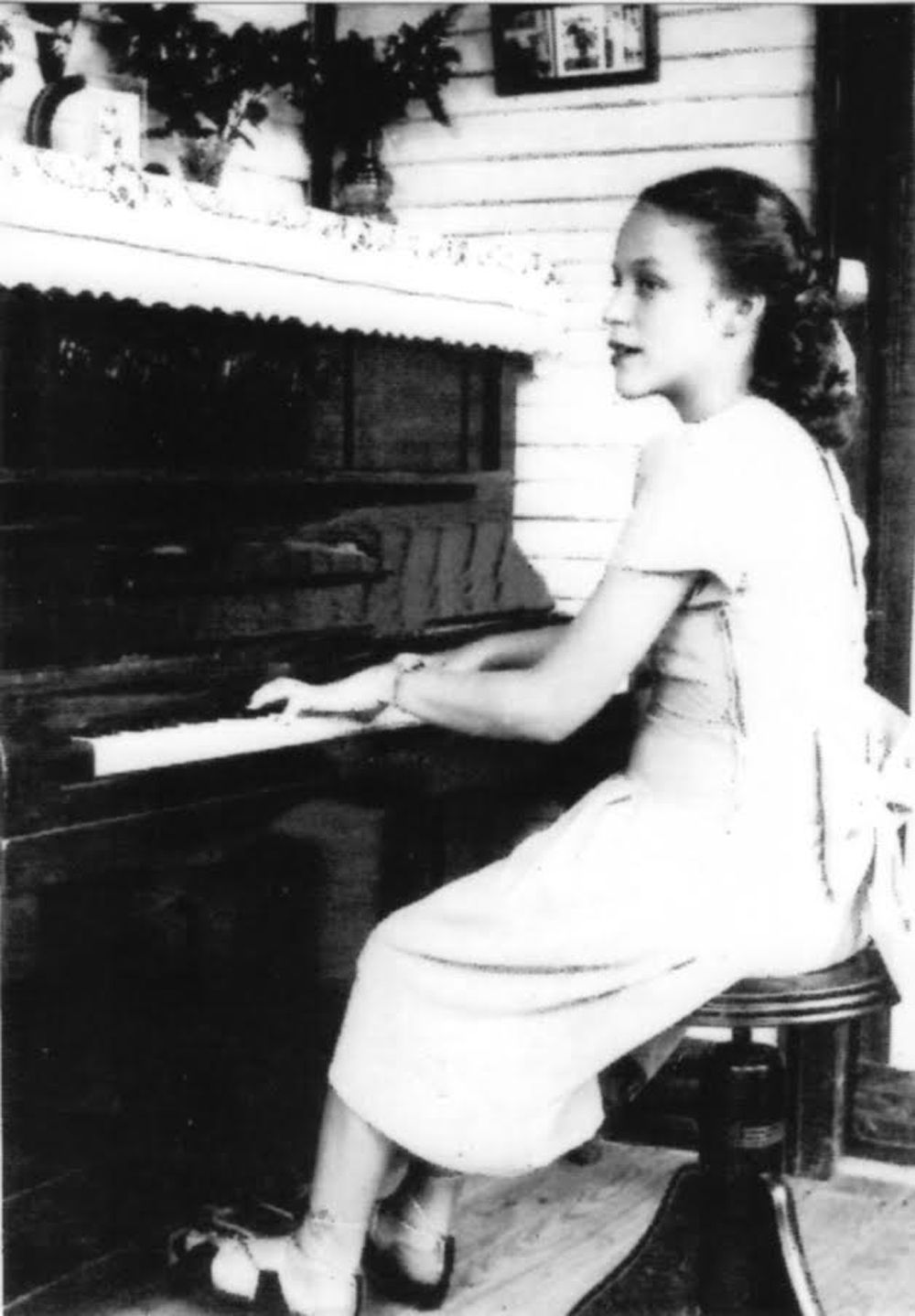 A young Rita Simó at the piano.