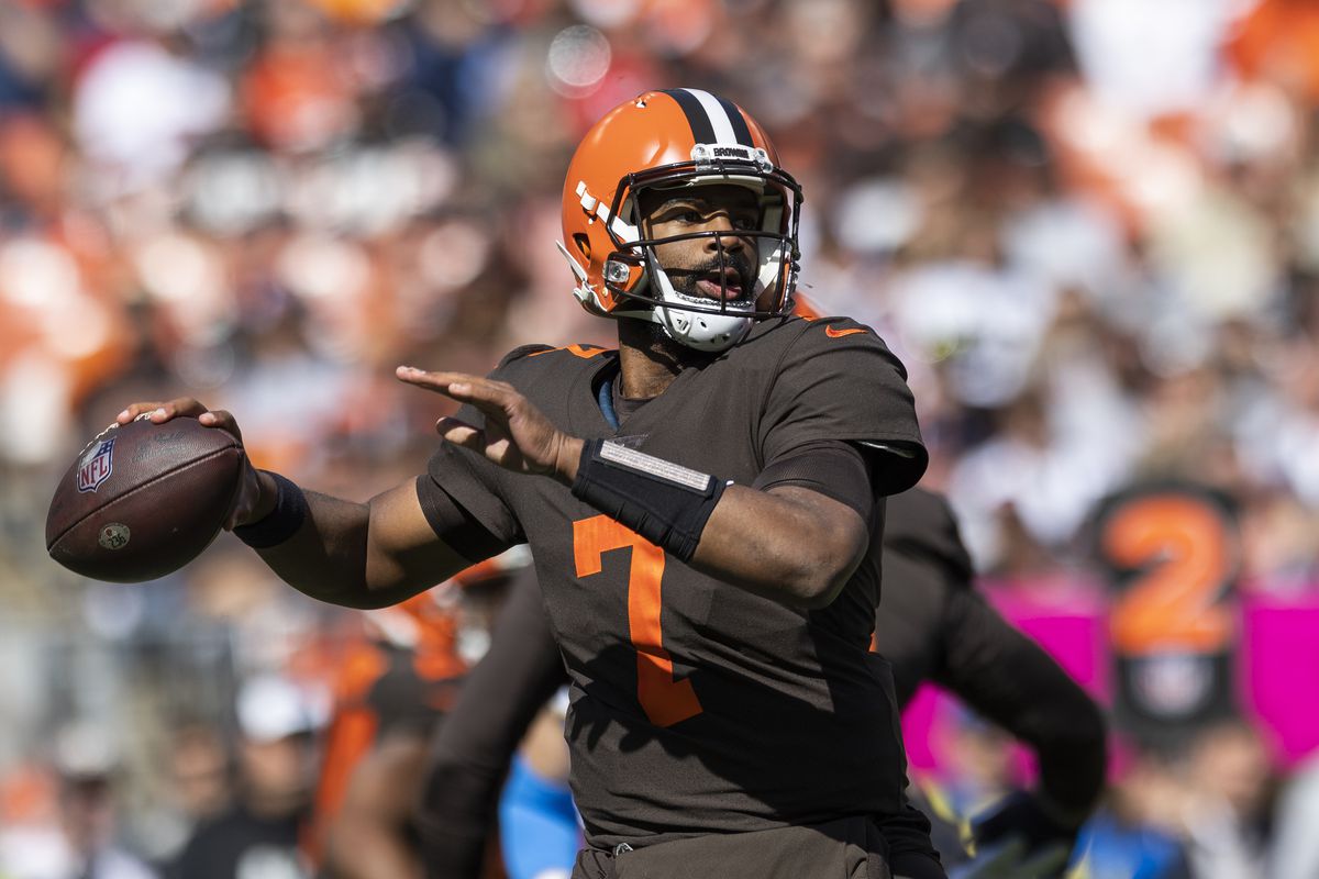 &nbsp;Cleveland Browns quarterback Jacoby Brissett (7) throws the ball against the Los Angeles Chargers during the first quarter at FirstEnergy Stadium.