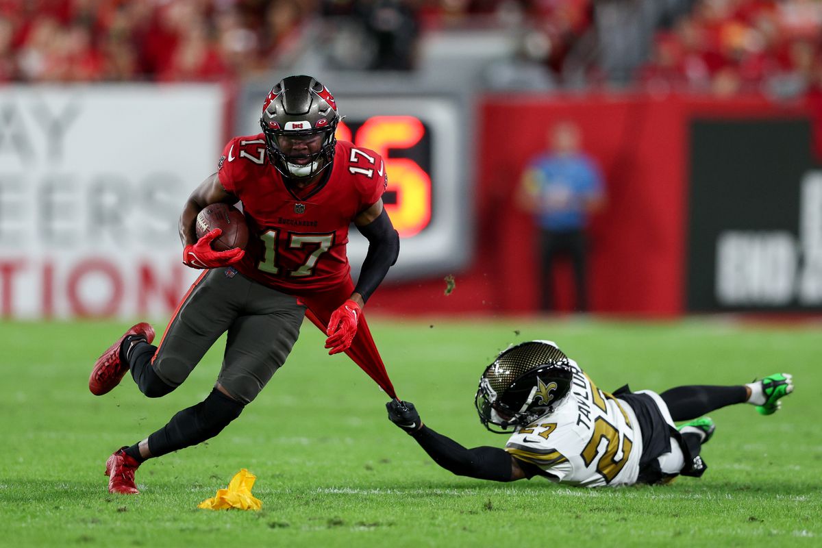 Tampa Bay Buccaneers wide receiver Russell Gage (17) runs with the ball defended by New Orleans Saints cornerback Alontae Taylor (27) in the first quarter at Raymond James Stadium.&nbsp;