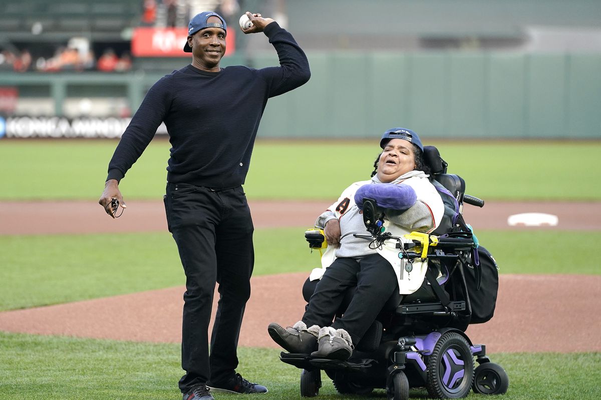 Former San Francisco Giants Barry Bonds throws out the ceremonial first pitch for Elizabeth Grigsby prior to the start of the game against the Atlanta Braves at Oracle Park on September 17, 2021 in San Francisco, California.