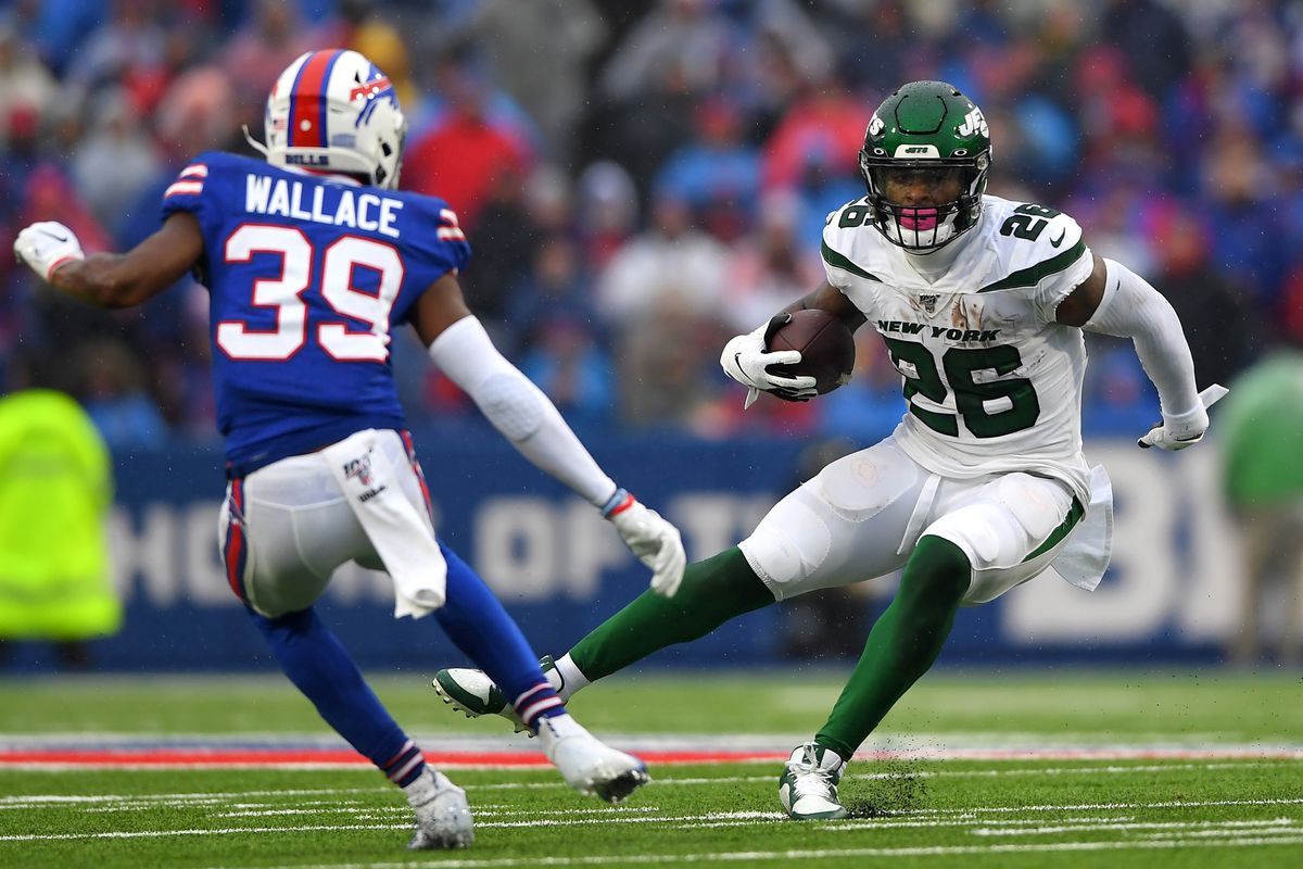 &nbsp;New York Jets running back Le’Veon Bell runs with the ball as Buffalo Bills cornerback Levi Wallace defends during the first quarter at New Era Field.