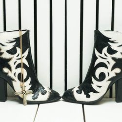 <a href="http://www.thecoveteur.com/jaime_king"target="_blank">Jaime King</a>'s marvelous Miu Miu boots.