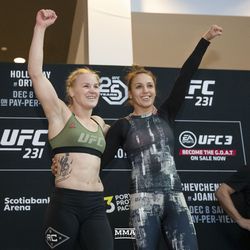 Valentina Shevchenko salutes crowd with her sister at UFC 231 workouts.