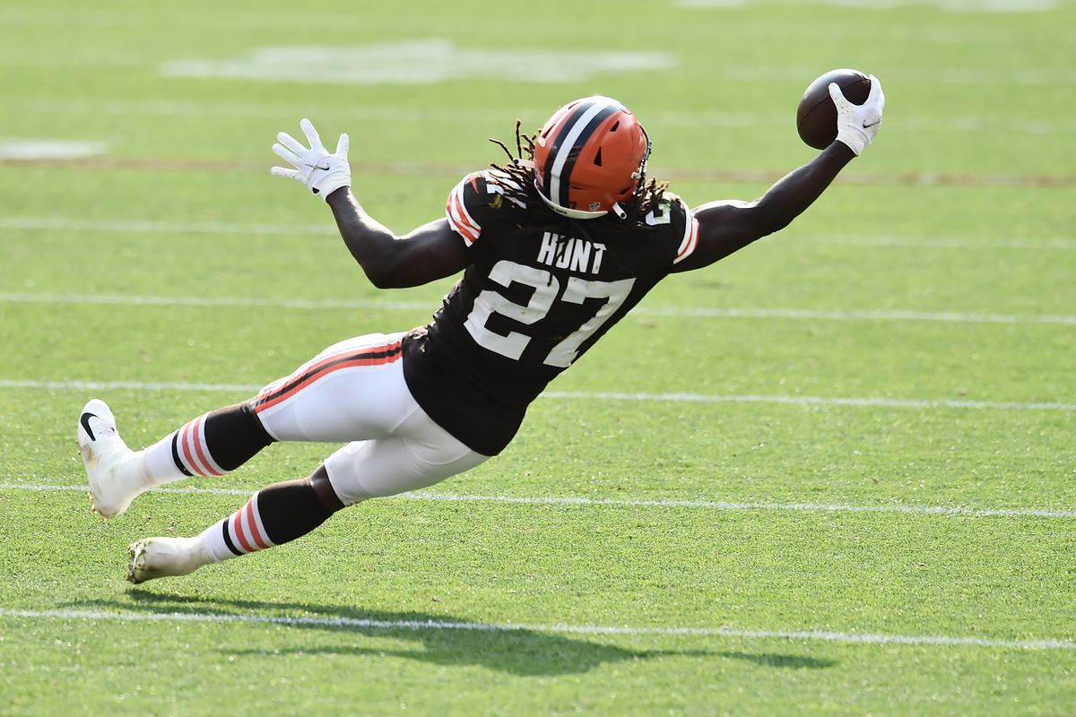 Cleveland Browns running back Kareem Hunt makes a diving catch during the second half against the Washington Football Team at FirstEnergy Stadium.