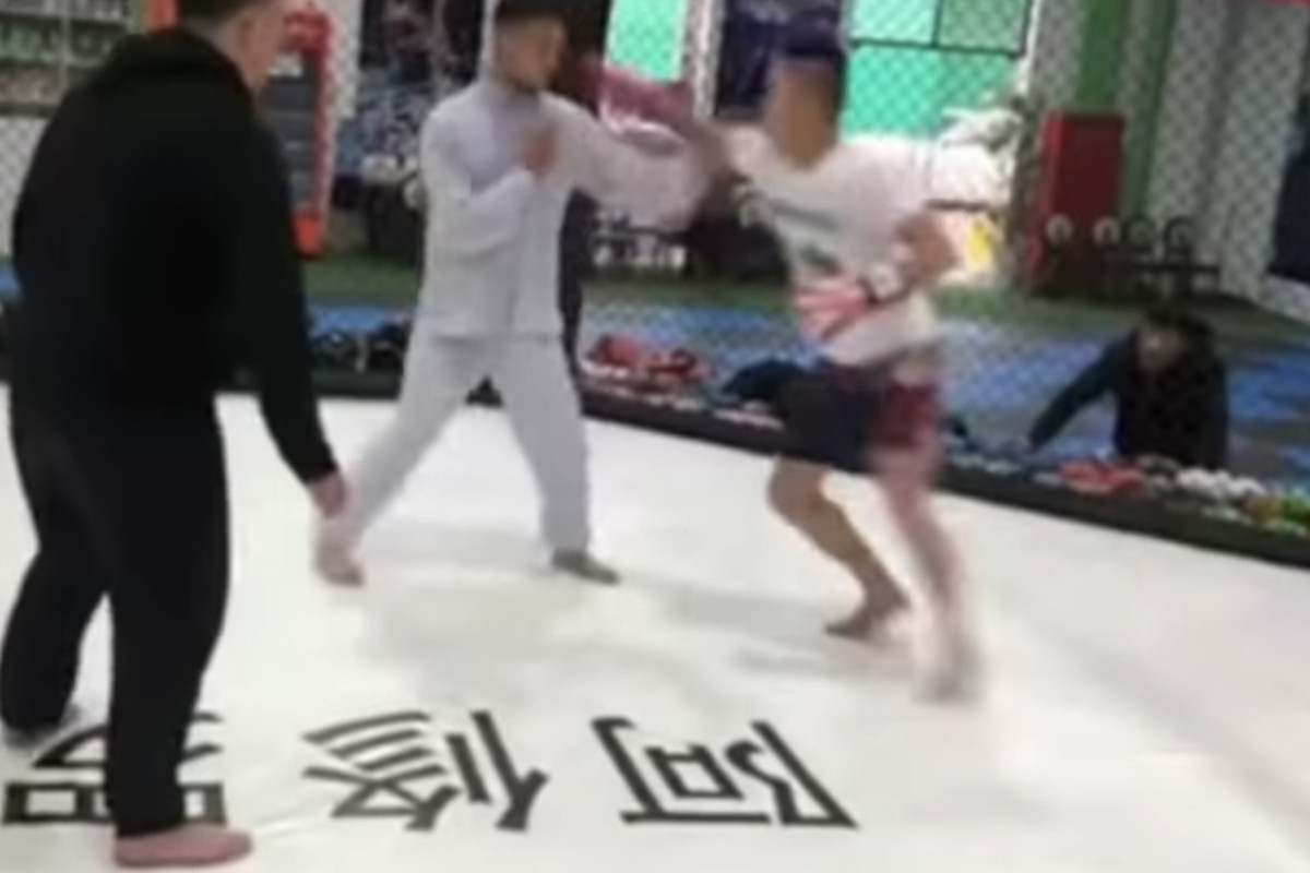 Chengdu, China: A Wing Chun practitioner challenged MMA fighters to a bout. Pro fighter Li Jinhong accepted and took two punches to end the bout.