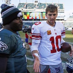 Eli Manning shakes hands with Michel Vick