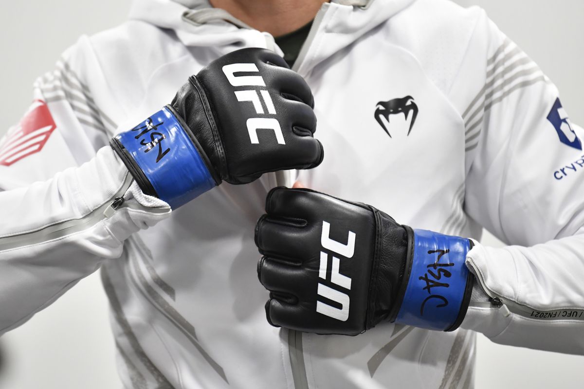 【最終値下げ】VENUM UFC コラボ　トレーニングバッグ　50%OFF ショルダーバッグ 受注生産可能