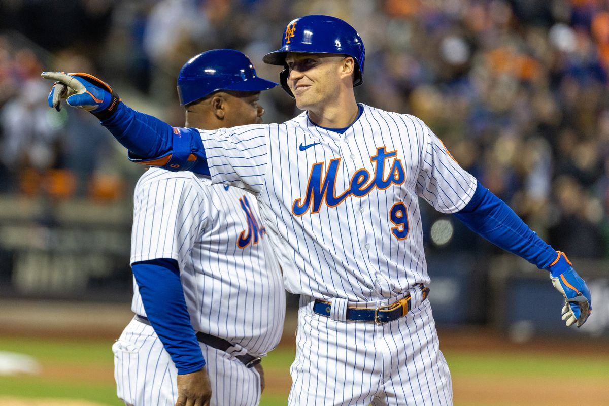 NY Mets Brandon Nimmo points to dugout after hitting RBI single
