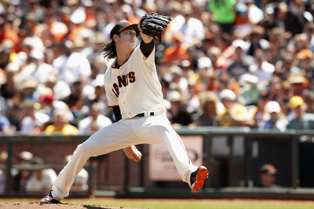 UNSIGNED Tim Lincecum 8x10 Photo (pitching2)